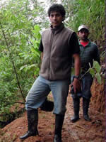 Javier Robeyo and Leonidas Cabrera with the small seedling Inga tree