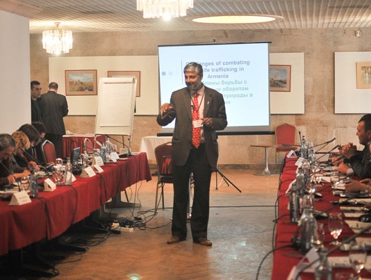 Vivek Menon giving a talk to Armenian conservationists.