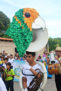 Activities to celebrate the Yellow-shouldered Parrot were organised by Antonio José de Sucre school in the town of Robledal. They were joined by other schools and cultural institutions of Macanao Peninsula, presenting traditional songs, dances and poetry. Image: Provita