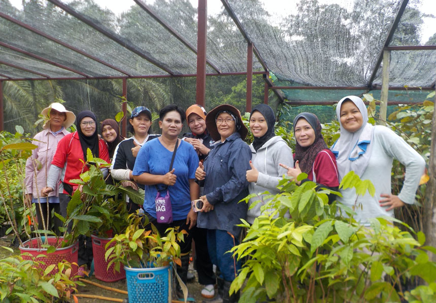 Community reforestation team, HUTAN
